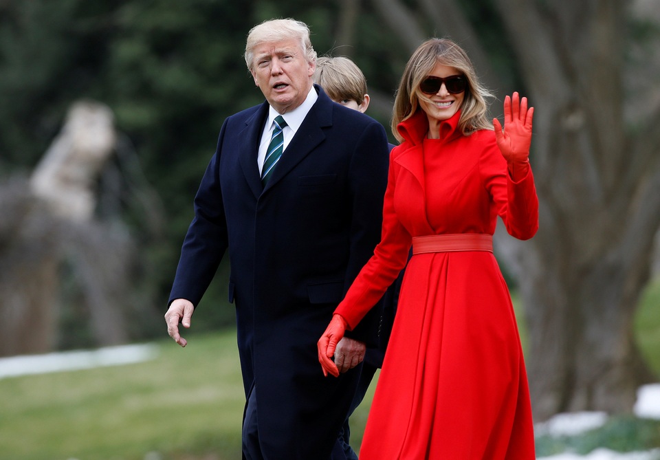 Cậu út nhà Trump chững chạc trong lần đầu xuất hiện tại Nhà Trắng - 3 Tuy mới chỉ 10 tuổi nhưng Barron Trump đã cao gần bằng cha. Cậu bé sẽ tổ chức sinh nhật vào ngày 20/3 tới. Kể cả trong chiến dịch tranh cử của ông Trump hồi năm ngoái và khi tỷ phú New York đắc cử tổng thống, Barron ít khi xuất hiện trước truyền thông.