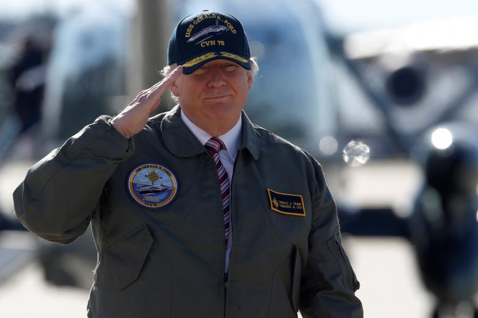 Dấu ấn 100 ngày đầu tại nhiệm của Tổng thống Donald Trump (2) - 3 Tổng thống Trump giơ tay chào khi chuẩn bị lên chuyên cơ Không Lực Một, rời căn cứ không quân Langley ở Hampton, bang Virginia.