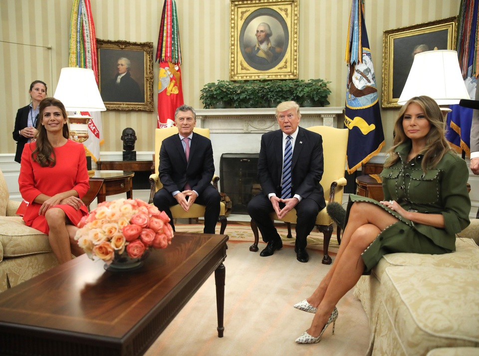 Đôi giày của bà Melania là của thương hiệu Manolo Blahnik BB và có giá khoảng 595 USD. (Ảnh: Reuters)