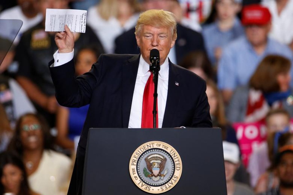 Tổng thống Trump mừng 100 ngày tại vị đầu tiên - 8 Ngoài ra, trong danh sách những thành tựu mà chính quyền mới đã đạt được, Tổng thống Trump cũng đề cập tới việc phê duyệt đường ống dẫn dầu Keystone XL và Dakota Access, rút khỏi Hiệp định Đối tác Xuyên Thái Bình Dương (TPP), thúc đẩy các biện pháp an ninh dẫn tới việc giảm số trường hợp vượt biên trái phép ở biên giới phía nam.