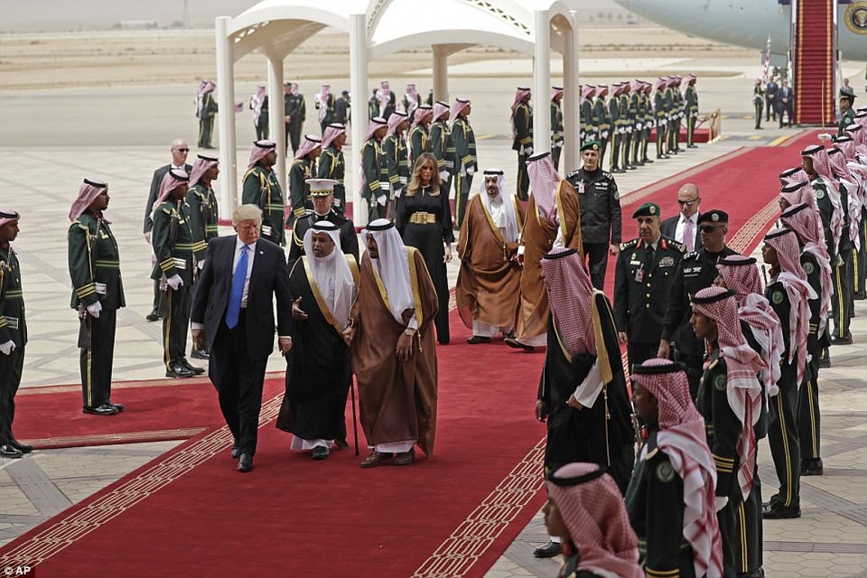 Ả-rập Xê-út bắn đại bác chào đón Tổng thống Mỹ Donald Trump - 8
Trước đây, các tổng thống Mỹ thường chọn Mexico hoặc Canada cho chuyến công du nước ngoài đầu tiên. Chuyến thăm nước ngoài đầu tiên của ông Trump cũng muộn hơn những người tiền nhiệm.