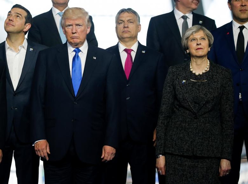 (Từ trái qua phải) Thủ tướng Hy Lạp Alexis Tsipras, Tổng thống Donald Trump, Thủ tướng Hungary Voktor Orban và Thủ tướng Anh Theresa May chụp ảnh lưu niệm trước khi bắt đầu hội nghị thượng đỉnh NATO tại Brussels.