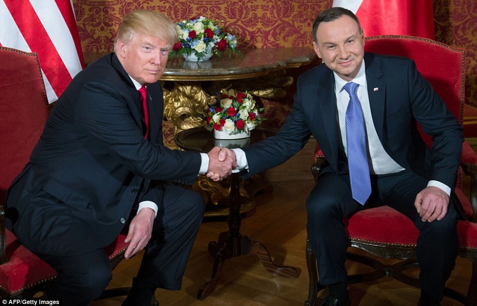 Hàng nghìn người Ba Lan chào đón Tổng thống Trump - 3 Tại Warsaw, Tổng thống Trump đã có cuộc hội đàm với người đồng cấp Ba Lan Andrzej Duda và thảo luận về một loạt vấn đề mà hai nước cùng quan tâm như tầm ảnh hưởng của Nga, quan hệ giữa Mỹ và châu Âu, vai trò của Khối Hiệp ước Bắc Đại Tây Dương (NATO) hay các vấn đề “nóng” hiện nay như chương trình vũ khí của Triều Tiên. Trong ảnh: Tổng thống Trump bắt tay Tổng thống Duda trong cuộc hội đàm song phương (Ảnh: AFP)