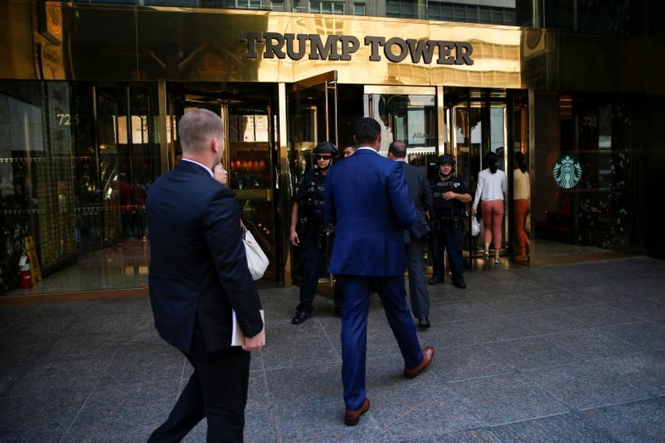 Tháp Trump, đại bản doanh của gia đình Tổng thống Trump, tại New York cũng là một trong những địa điểm nằm trong diện bảo vệ của Mật vụ Mỹ. Trước khi chuyển tới Nhà Trắng hồi tháng 6, Đệ nhất phu nhân Mỹ Melania Trump và con trai Barron Trump vẫn sống tại tòa tháp này. Trong ảnh: Mật vụ Mỹ tiến vào Tháp Trump ở Manhattan, New York.