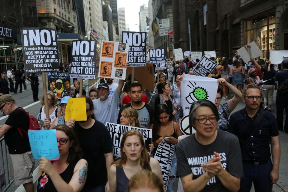 Tổng thống Trump bị dư luận phản đối vì đã đưa ra một bài phát biểu chung chung, khác với phong cách cứng rắn thường thấy của ông. Nhà lãnh đạo Mỹ khi đó chỉ nói rằng “nhiều bên phải chịu trách nhiệm cho làn sóng bạo lực” ở thành phố Charlottesville.