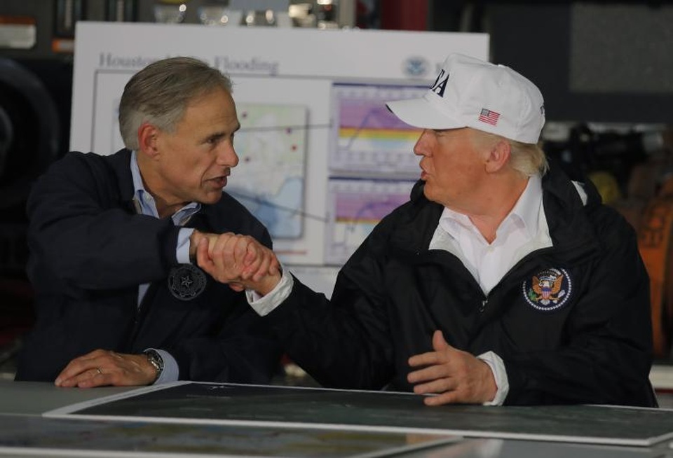 Tổng thống Trump vào tâm bão lũ tại Texas - 3 Tổng thống Trump đã gửi lời động viên tới người dân Texas, đồng thời bày tỏ tin tưởng rằng “Texas sẽ khắc phục được mọi khó khăn”. Ông Trump cũng khẳng định chính quyền của ông sẽ luôn “chăm sóc” cho người dân ở vùng gặp thiên tai. Trong ảnh: Ông Trump trao đổi tình hình bão Harvey với Thống đốc bang Texas Greg Abbott tại Corpus Christi. (Ảnh: Reuters)