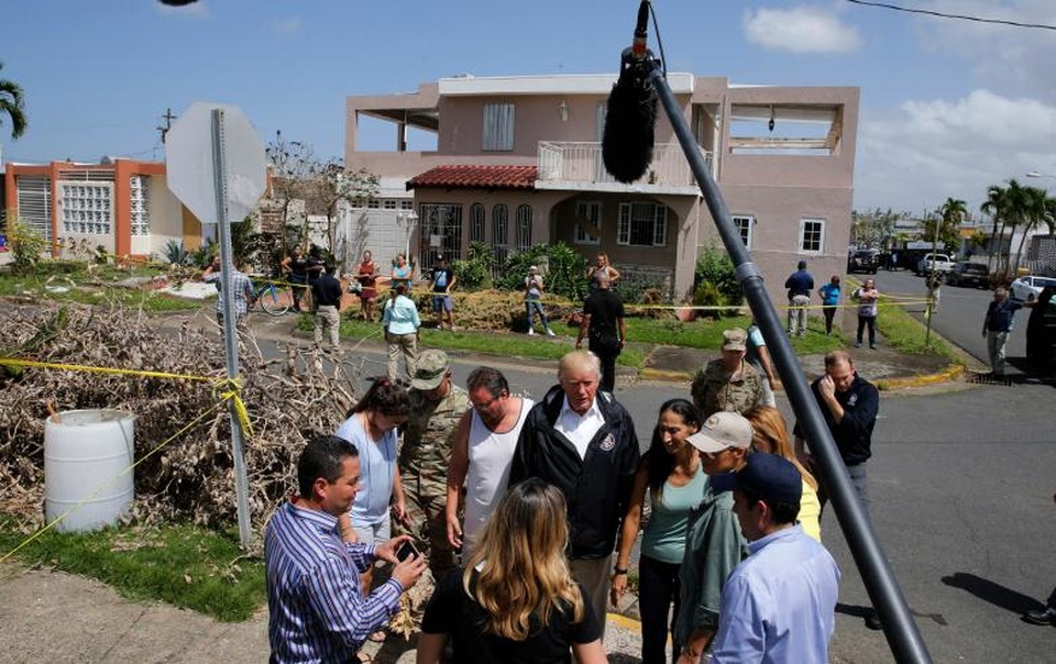 Ông Trump đến Puerto Rico thăm hỏi người dân vùng bão - 3 Siêu bão Maria đã đổ bộ vào Puerto Rico từ ngày 20/9 và là cơn bão mạnh nhất từng tấn công hòn đảo này trong hàng chục năm qua. Thiệt hại do bão gây ra ở Puerto Rico rất lớn với ít nhất 10 người thiệt mạng và cơ sở hạ tầng bị phá hủy nghiêm trọng. Trong ảnh: Tổng thống Trump trò chuyện với người dân ở San Juan, Puerto Rico.