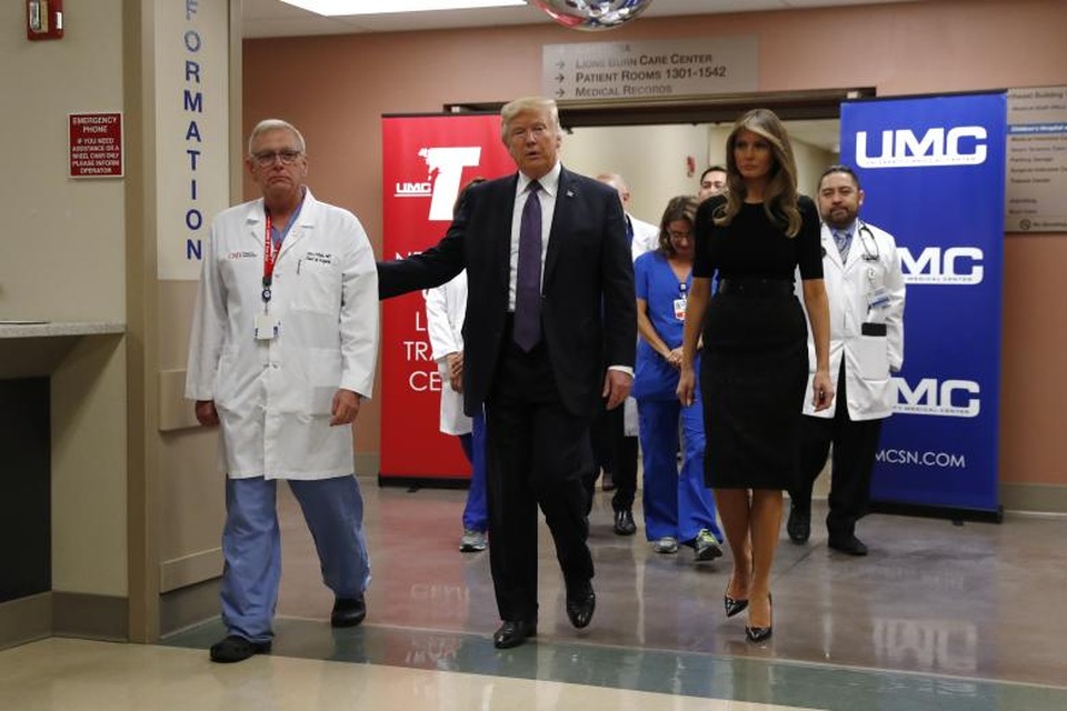 Ông Trump mời nạn nhân vụ xả súng Las Vegas tới Nhà Trắng - 3 Tổng thống Trump và phu nhân đã gặp các nạn nhân bị thương trong vụ xả súng vào tối 1/10 và trò chuyện với các y bác sĩ tại Trung tâm Y tế Đại học Las Vegas (UMC). (Ảnh: Reuters)