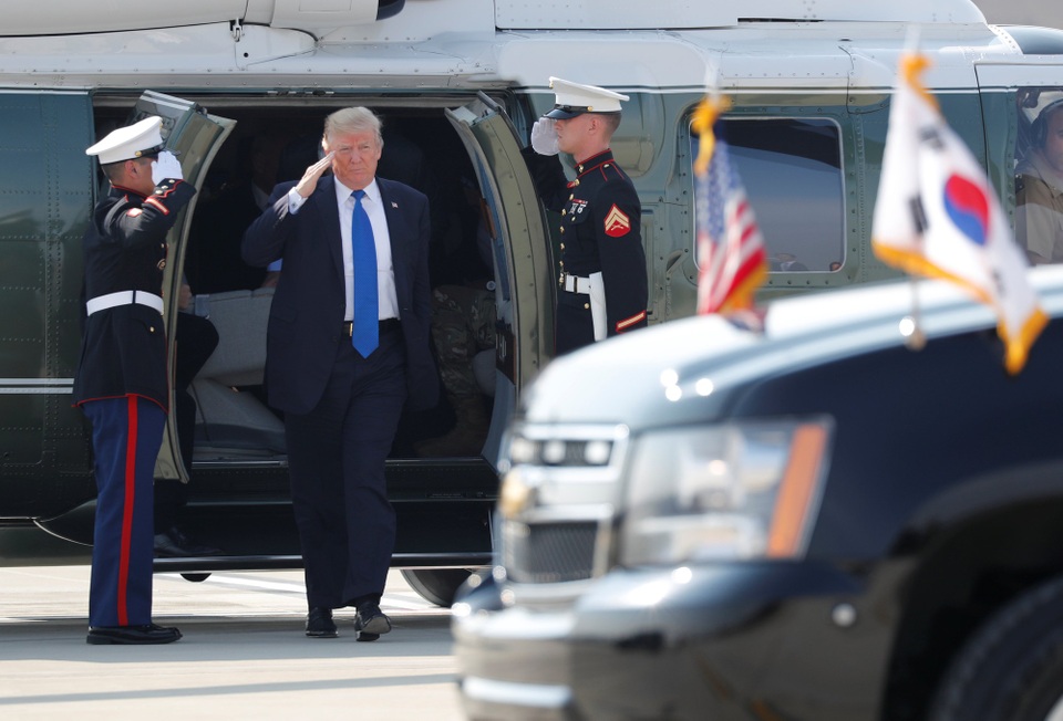 Tới Hàn Quốc, Tổng thống Trump nói sẽ giải quyết vấn đề Triều Tiên - 3 Tổng thống Trump sau đó đã di chuyển bằng trực thăng tới Camp Humphreys, căn cứ quân sự lớn nhất của Mỹ tại Hàn Quốc và cùng người đồng cấp Moon Jae-in gặp gỡ các binh sĩ tại đây.