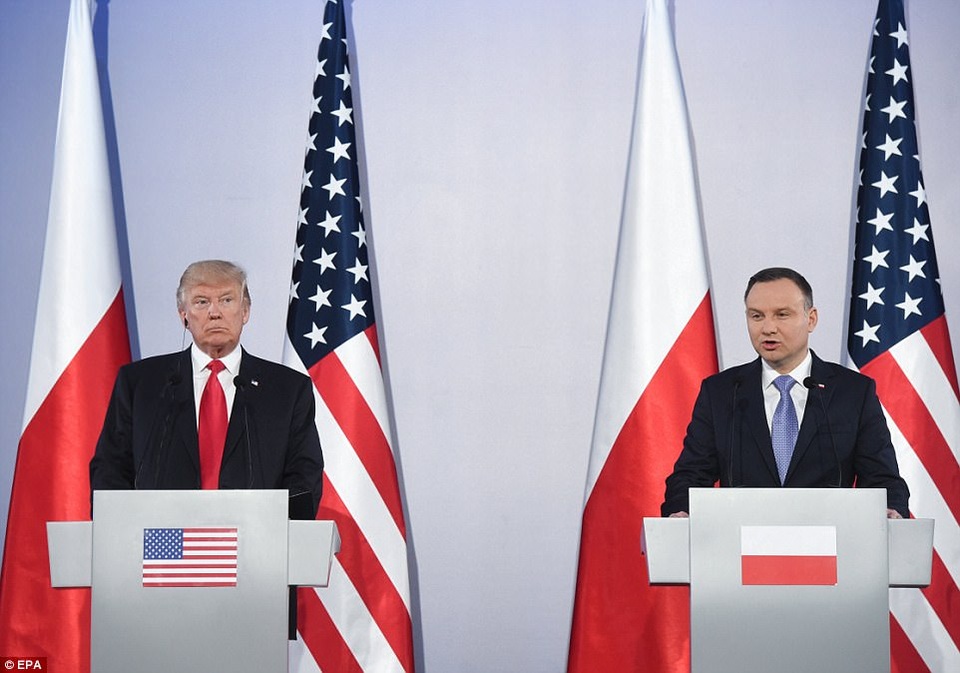 Hàng nghìn người Ba Lan chào đón Tổng thống Trump - 5 Ông Trump đã trả lời nhiều câu hỏi của các phóng viên trong cuộc họp báo chung với Tổng thống Duda ở thủ đô Warsaw. (Ảnh: EPA)
