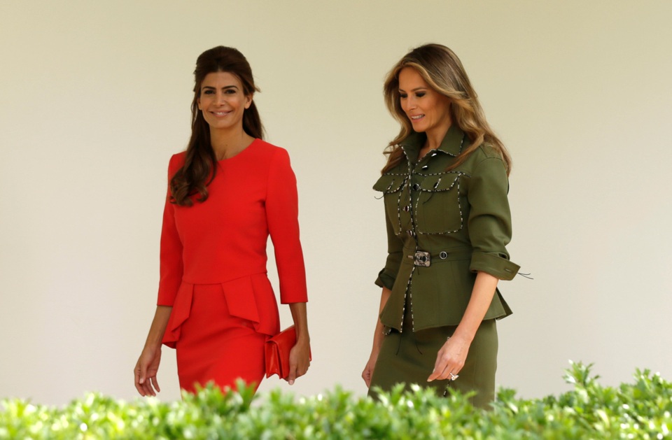 Chiếc áo của cựu siêu mẫu gốc Slovenia có hai túi lớn trong khi chân váy được tạo điểm nhấn bằng hàng cúc lệch. Giá của bộ váy áo này ước tính khoảng hơn 4.000 USD. (Ảnh: Reuters)