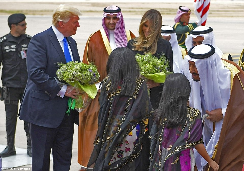 Ả-rập Xê-út bắn đại bác chào đón Tổng thống Mỹ Donald Trump - 4
Hai bé gái tặng hoa cho Tổng thống Trump và phu nhân Melania. Quốc vương Salman bin Abdul-aziz al Saud (phải) ra tận sân bay để đón nhà lãnh đạo Mỹ.
