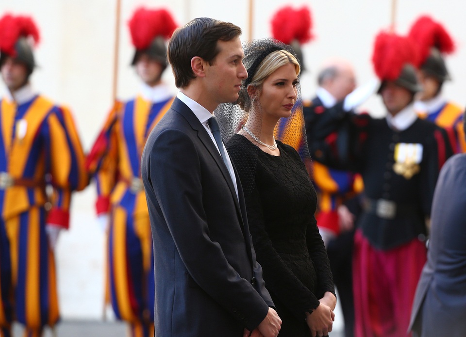 Tổng thống Trump lần đầu gặp Giáo hoàng tại Vatican - 3 Đi cùng với Tổng thống Trump còn có con gái Ivanka và con rể Jared Kushner, cố vấn cấp cao của ông Trump tại Nhà Trắng. Ivanka cũng chọn trang phục màu đen giống Đệ nhất phu nhân Melania.