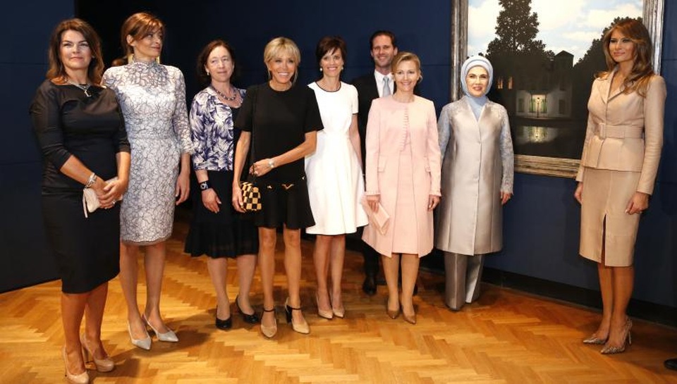 Đệ nhất phu nhân Mỹ Melania Trump (ngoài cùng bên phải), Đệ nhất phu nhân Pháp Brigitte Trogneux (áo đen, giữa) cùng một số đệ nhất phu nhân tới thăm Bảo tàng Magritte ở Bussels khi tháp tùng các nhà lãnh đạo tới Bỉ.