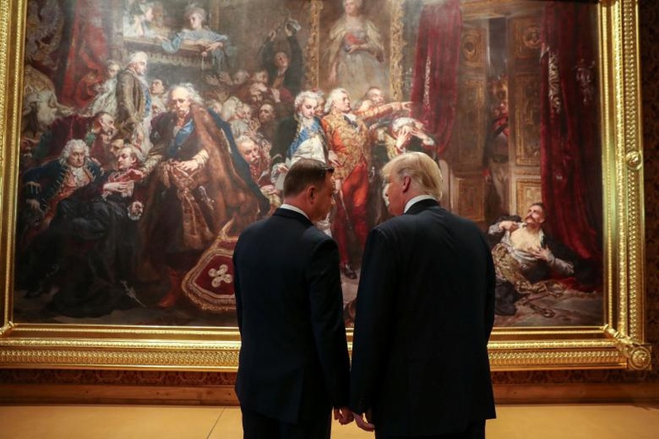 Hàng nghìn người Ba Lan chào đón Tổng thống Trump - 4 Tổng thống Duda đã dẫn Tổng thống Trump đi thăm cung điện Hoàng gia Ba Lan trước khi hai nhà lãnh đạo bắt đầu cuộc họp báo chung. (Ảnh: Reuters)