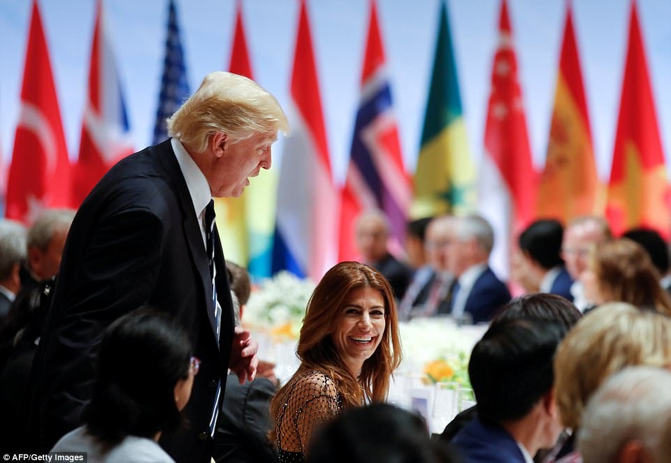 Tiết lộ thú vị về cuộc gặp kéo dài bất thường giữa Tổng thống Trump - Putin - 6 Đệ nhất phu nhân Argentina Juliana Awada cười rạng rỡ khi Tổng thống Trump chào hỏi bà (Ảnh: AFP)
