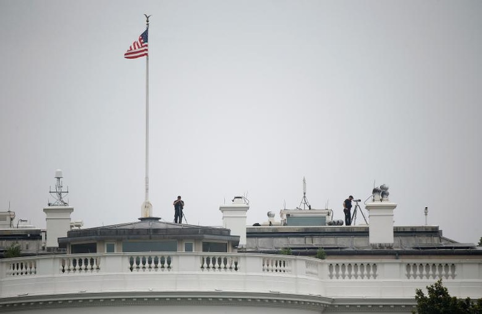 Để bảo vệ nhà lãnh đạo Mỹ, các thành viên đội mật vụ phải luôn bố trí quan sát mọi diễn biến xung quanh tổng thống. Trong ảnh: Mật vụ Mỹ giám sát hành trình di chuyển của Tổng thống Trump từ Nhà Trắng ở Washington khi ông Trump chuẩn bị lên máy bay ra nước ngoài để dự hội nghị thượng đỉnh G20.