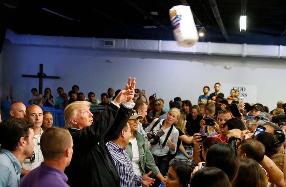 Ông Trump đến Puerto Rico thăm hỏi người dân vùng bão - 4 Tổng thống Trump hồi cuối tháng 9 đã quyết định tăng ngân sách để hỗ trợ Puerto Rico khắc phục hậu quả sau bão. Nhà lãnh đạo Mỹ cam kết sẽ giúp đỡ Puerto Rico bằng tất cả nguồn lực hiện có của liên bang. Trong ảnh: Tổng thống Trump tung bịch giấy về phía đám đông khi ông tới thăm vùng San Juan.