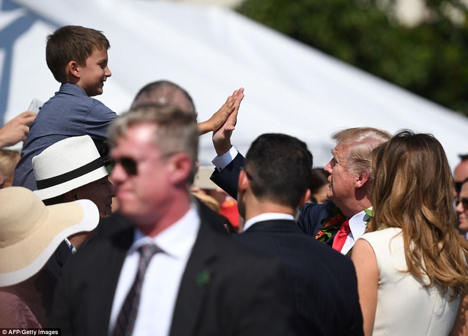 Tổng thống Trump đặt vòng hoa tưởng niệm tại Trân Châu Cảng - 4 Tổng thống Trump đập tay với một cậu bé (Ảnh: AFP)