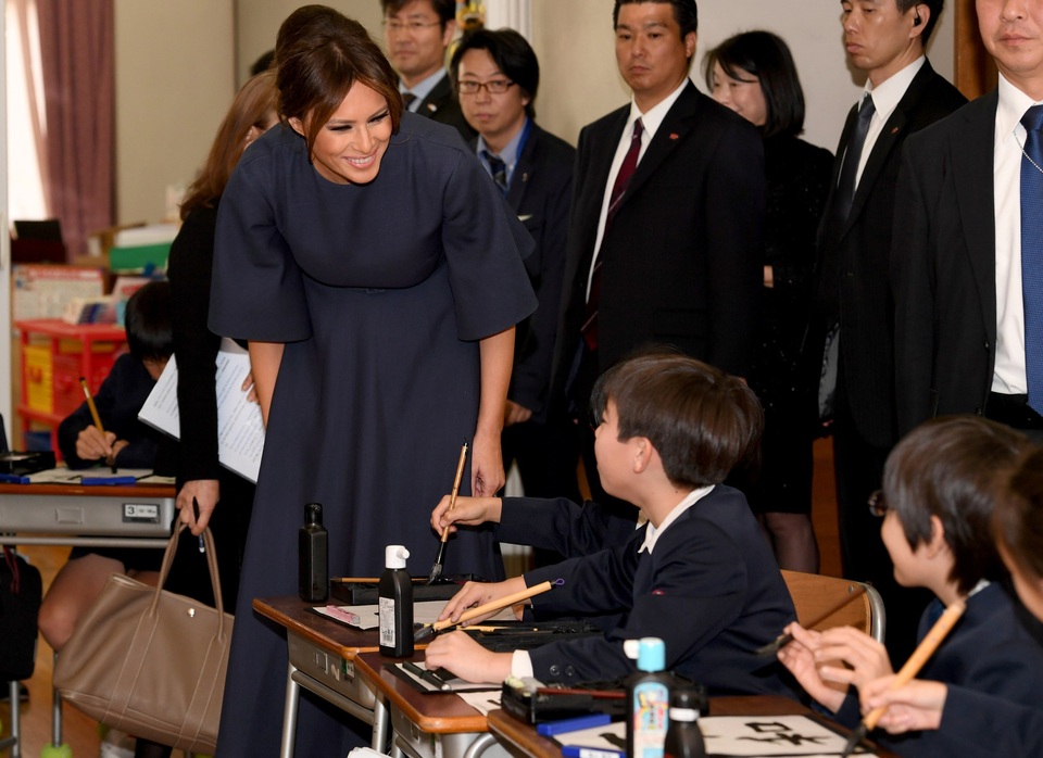 Đệ nhất phu nhân Mỹ viết thư pháp tại Nhật Bản - 4 Bà Melania sau đó bước vào một lớp học của học sinh lớp 4. Tất cả các học sinh đồng loạt vỗ tay khi hai đệ nhất phu nhân bước vào.