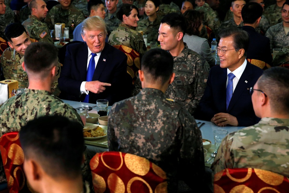 Tới Hàn Quốc, Tổng thống Trump nói sẽ giải quyết vấn đề Triều Tiên - 4 Tổng thống Trump đã ăn trưa cùng các quân nhân Mỹ và Hàn Quốc tại căn cứ Humphreys và nhận được sự chào đón của các binh sĩ.