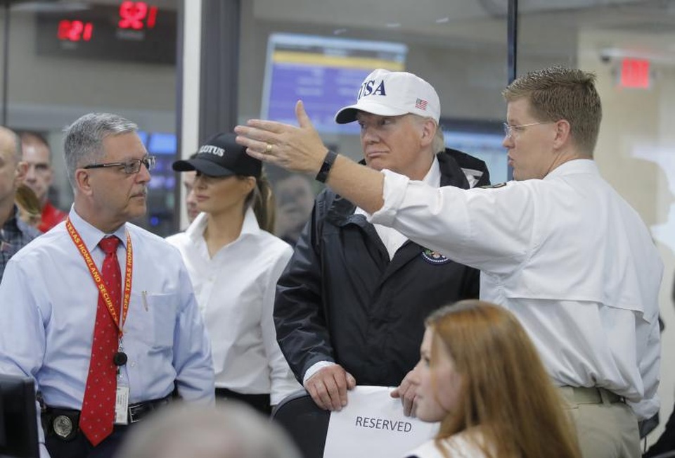 Tổng thống Trump vào tâm bão lũ tại Texas - 5
Sau Corpus Christi, Tổng thống Trump tới Austin, thủ phủ bang Texas và tới thăm một trung tâm cứu trợ khẩn cấp tại đây. Nhà lãnh đạo Mỹ khẳng định sẽ làm việc với Quốc hội để đảm bảo việc cung cấp tài chính hỗ trợ bang Texas khắc phục hậu quả bão lũ. Trong ảnh: Ông Trump làm việc tại văn phòng của Trung tâm cứu trợ khẩn cấp Texas. (Ảnh: Reuters)