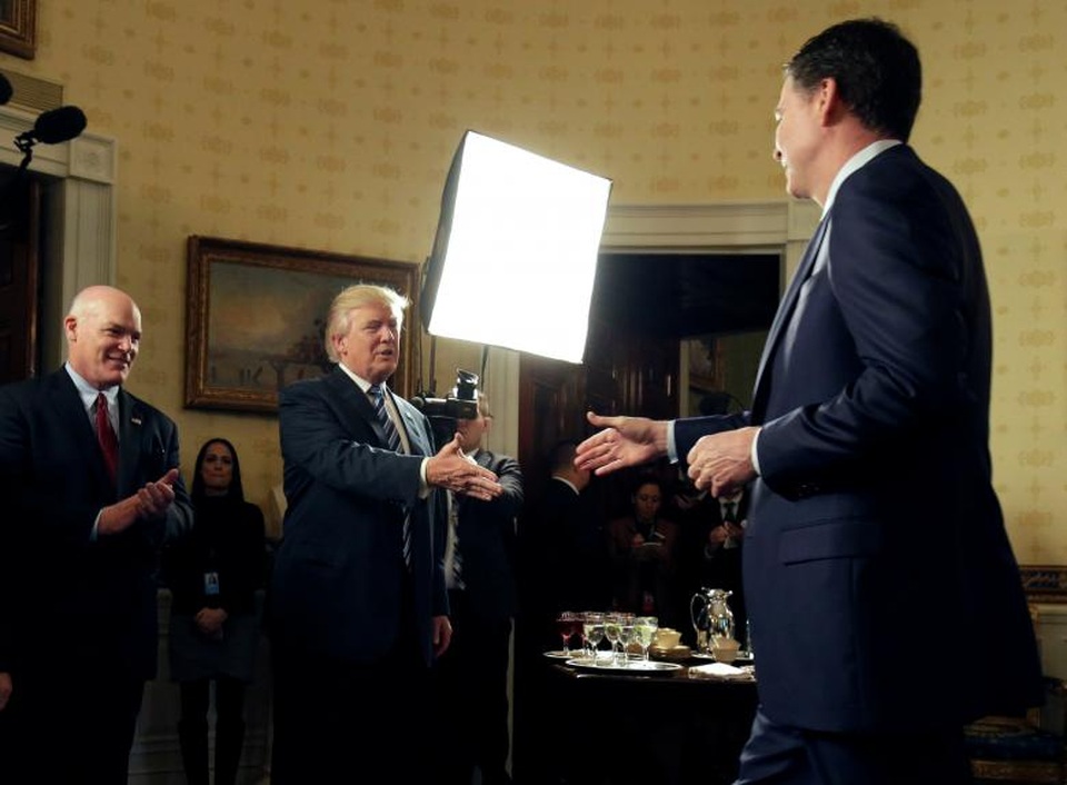 Dấu ấn 100 ngày đầu tại nhiệm của Tổng thống Donald Trump (2) - 5 Ông Trump bắt tay Giám đốc Cục Điều tra Liên bang (FBI) James Comey tại một sự kiện ở Nhà Trắng.