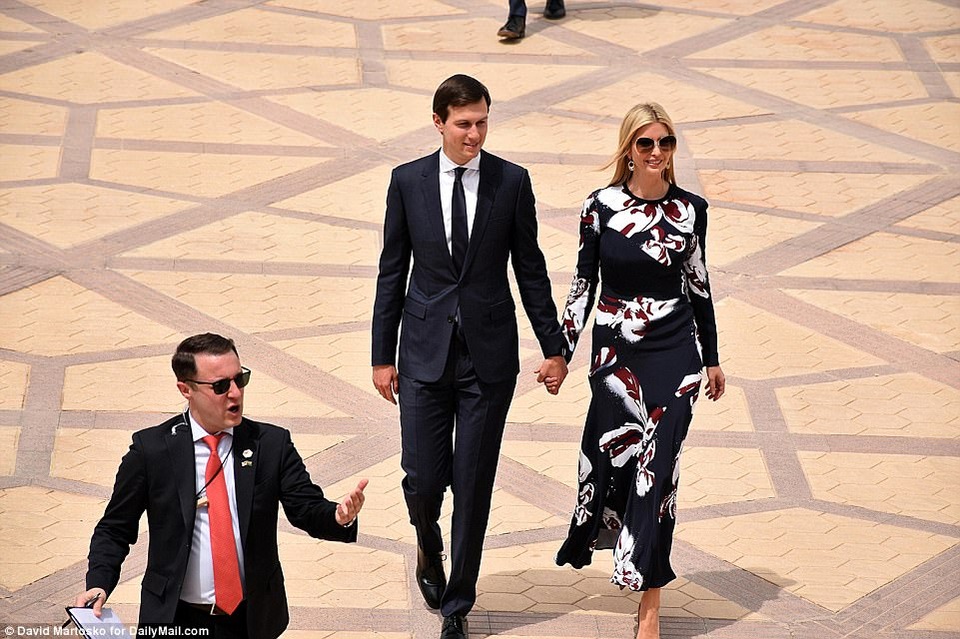 Ả-rập Xê-út bắn đại bác chào đón Tổng thống Mỹ Donald Trump - 10
Con gái lớn của ông Trump, Ivanka Trump, và chồng Jared Kushner cũng tháp tùng cha trong chuyến thăm.