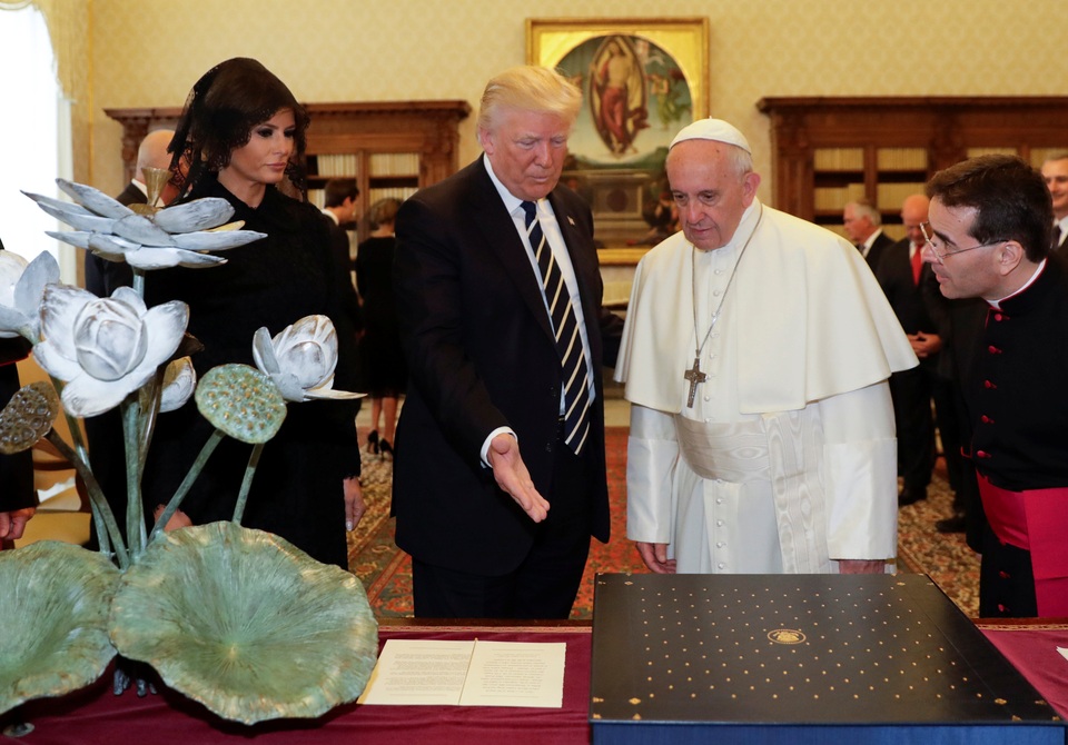 Tổng thống Trump lần đầu gặp Giáo hoàng tại Vatican - 9 Ông Trump đã tặng Giáo hoàng một bộ diễn văn của nhà hoạt động nổi tiếng người Mỹ Martin Luther King sau khi Giáo hoàng trao cho tổng thống Mỹ bản sao bức thông điệp gần đây nhất của Giáo hoàng nhân Ngày Hòa bình thế giới.