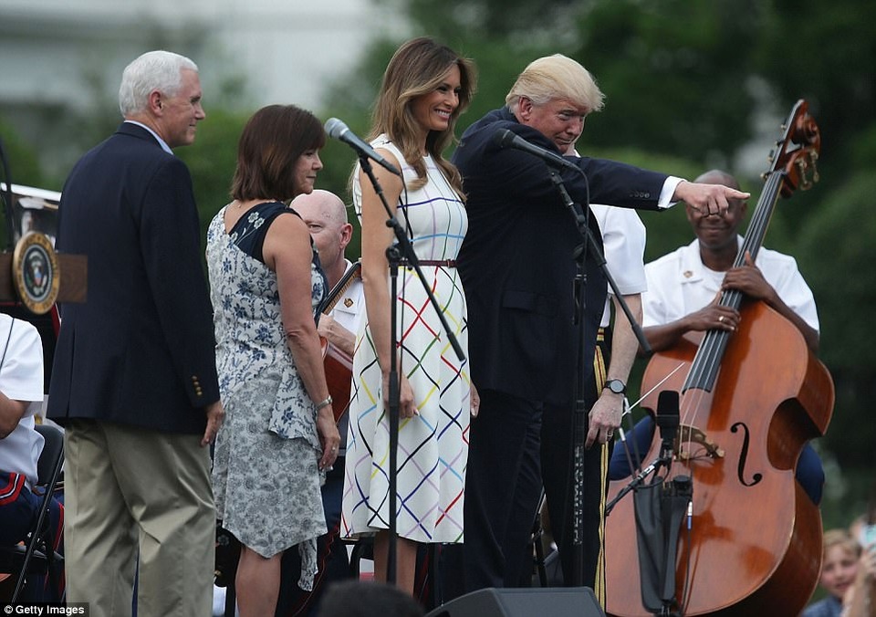 Gia đình ông Trump chơi hết mình trong bữa tiệc ngoài trời tại Nhà Trắng - 4 Phó Tổng thống Mỹ Mike Pence (trái) đứng trên sân khấu cạnh vợ chồng Tổng thống Trump (Ảnh: Getty)