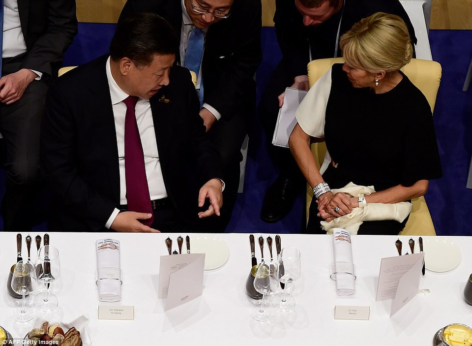 Tiết lộ thú vị về cuộc gặp kéo dài bất thường giữa Tổng thống Trump - Putin - 7 Chủ tịch Trung Quốc Tập Cận Bình ngồi cạnh Đệ nhất phu nhân Pháp Brigitte Macron (Ảnh: AFP)