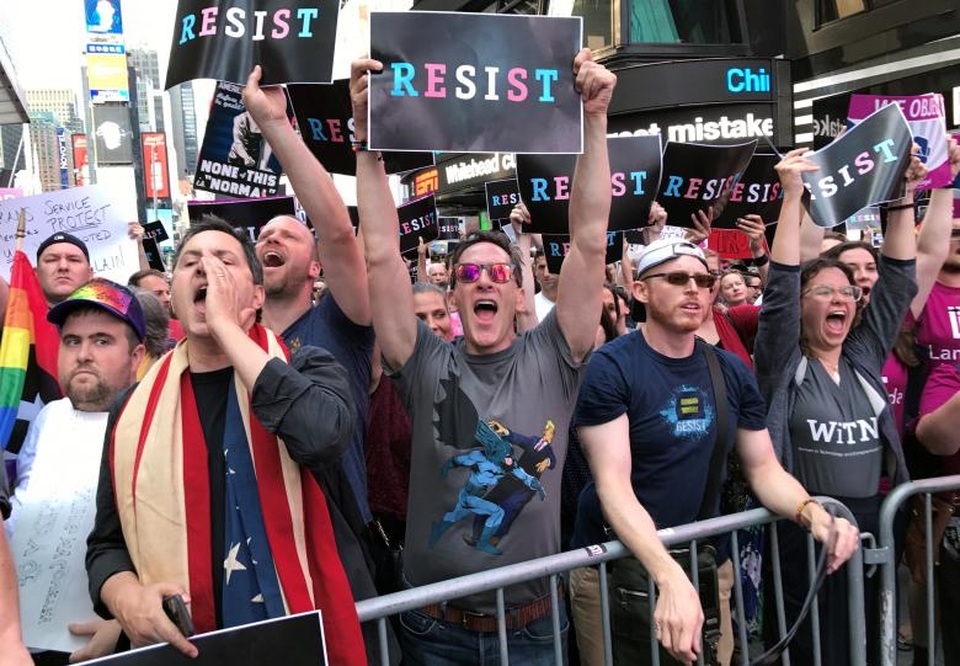 Biểu tình rầm rộ vì lệnh cấm người chuyển giới nhập ngũ của Tổng thống Trump - 5 Những biểu ngữ có nội dung như: “Chúng tôi phản đối”, “Tất cả những gì chúng tôi muốn nói là hãy luận tội”, hay “Quyền của người chuyển giới cũng là nhân quyền”, được nhiều người mang theo trong lúc biểu tình.