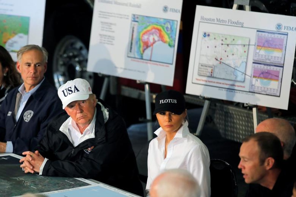 Tổng thống Trump vào tâm bão lũ tại Texas - 4 Tổng thống Trump đã khen ngợi những nỗ lực của lực lượng cứu trợ thảm họa sau khi bão Harvey đổ bộ vào Texas. Ông cũng cho biết việc khắc phục hậu quả của cơn bão này sẽ rất tốn kém. Trong ảnh: Tổng thống Trump và phu nhân Melania nghe báo cáo tình hình từ giới chức địa phương. (Ảnh: Reuters)