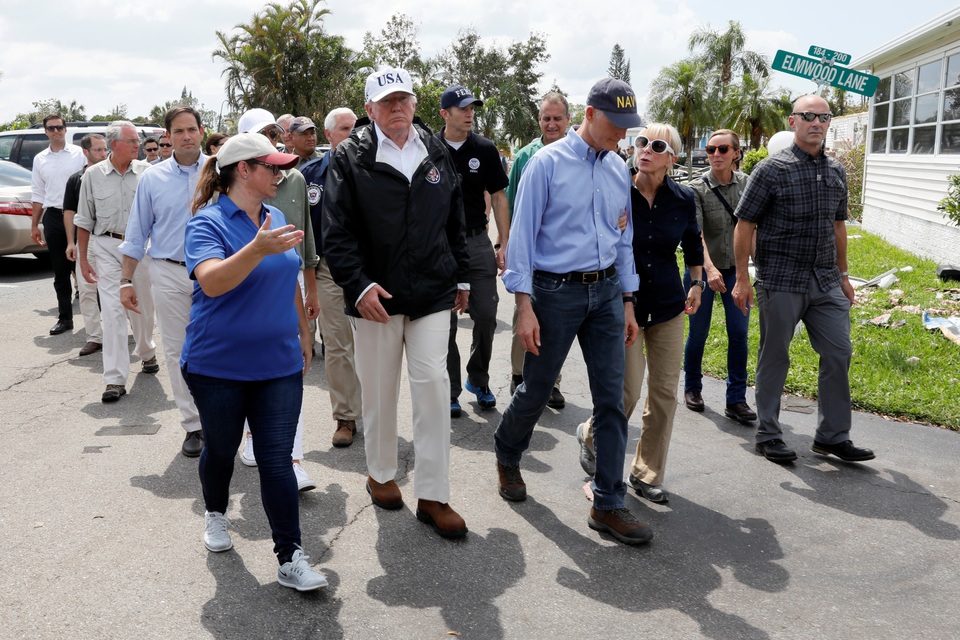 Ít nhất 81 người, trong đó có 38 người Mỹ, đã thiệt mạng khi siêu bão Irma tấn công một loạt các đảo ở Caribe và các bang của Mỹ. Ngoài ra, thiệt hại về cơ sở vật chất do cơn bão được đánh giá là mạnh nhất ở Đại Tây Dương trong 100 năm qua gây ra cũng rất lớn. Trong ảnh: Tổng thống Trump tới thăm các ngôi nhà bị bão tàn phá tại Naples. (Ảnh: Reuters)