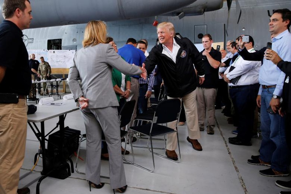 Ông Trump đến Puerto Rico thăm hỏi người dân vùng bão - 5 Tổng thống Trump cũng đã trao đổi với lãnh đạo địa phương về tình hình khắc phục hậu quả sau bão. Nhà lãnh đạo Mỹ bắt tay Thị trưởng San Juan Yulin Cruz tại căn cứ không quân Muniz trước khi bắt đầu cuộc họp về đánh giá thiệt hại do bão Maria.
