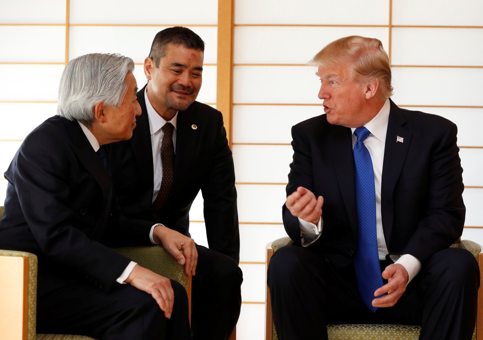Tổng thống Donald Trump diện kiến Nhật Hoàng - 5 Các phóng viên bị hạn chế vào phòng riêng - nơi diễn ra cuộc trò chuyện giữa Nhật hoàng và Hoàng hậu với Tổng thống Trump. Các phiên dịch viên hỗ trợ nhà lãnh đạo Mỹ trong cuộc trò chuyện này.
