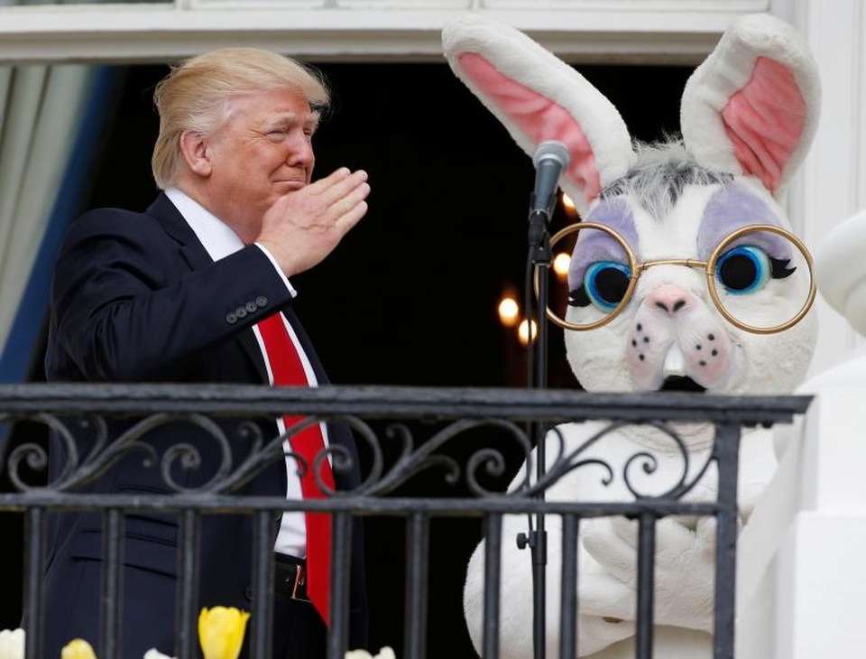 Dấu ấn 100 ngày đầu tại nhiệm của Tổng thống Donald Trump (2) - 6 Tổng thống Trump đứng trên ban công, chuẩn bị phát biểu mừng lễ Phục sinh tại Nhà Trắng.