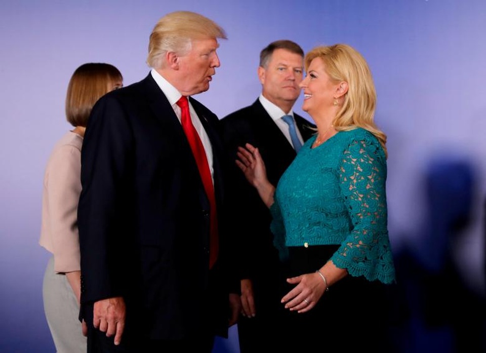 Hàng nghìn người Ba Lan chào đón Tổng thống Trump - 7 Tổng thống Trump trò chuyện cùng người đồng cấp Croatia Kolinda Grabar-Kitarovic tại hội nghị Sáng kiến ba bờ biển. Phía sau ông là Tổng thống Romania Klaus Iohannis. (Ảnh: Reuters)