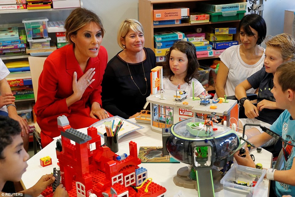 Đệ nhất phu nhân Mỹ “trổ tài” nói tiếng Pháp khi tới thăm bệnh nhi ở Paris - 4 Bà Melania trò chuyện với các em nhỏ bằng tiếng Pháp trong chuyến thăm tới bệnh viện Necker. Tiếng Pháp là một trong 5 ngôn ngữ mà đệ nhất phu nhân Mỹ có thể sử dụng thành thạo. (Ảnh: Reuters)