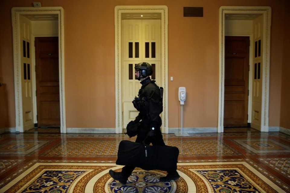 Chi phí dành cho việc bảo vệ Tổng thống Trump và các thành viên trong gia đình ông không hề nhỏ. Chính quyền New York, nơi tọa lạc của Tháp Trump, từng phàn nàn về số ngân sách lớn mà thành phố này phải bỏ ra để phục vụ công tác bảo đảm an ninh cho tổng thống và những người thân của ông. Trong ảnh: Mật vụ Mỹ bảo vệ lễ nhậm chức của Tổng thống Trump ở Đồi Capitol tại Washington hôm 20/1.