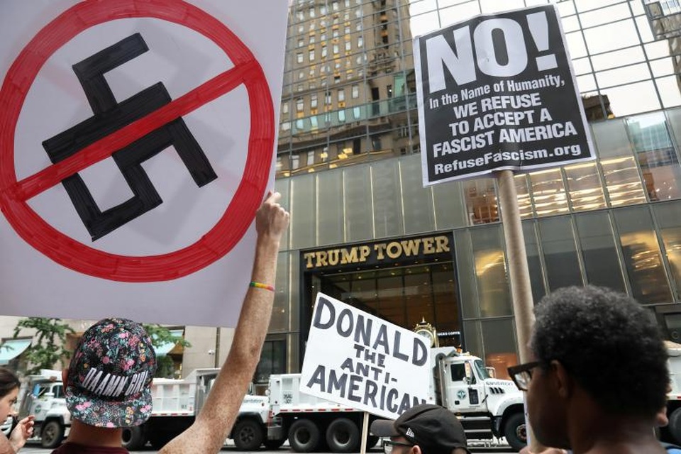 Nhà Trắng đã lên tiếng bảo vệ Tổng thống Trump, cho rằng tuyên bố của nhà lãnh đạo Mỹ rõ ràng “đã lên án những người theo chủ nghĩa dân tộc da trắng, nhóm KKK hay các nhóm ủng hộ phát xít và cực đoan”.