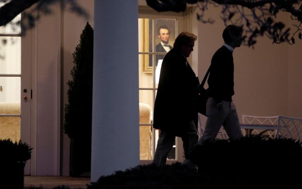 Hành trình ngắn ngủi tại Nhà Trắng của “cánh tay phải” Tổng thống Trump - 7 Chiến lược gia trưởng Bannon đóng vai trò quan trọng trong chiến dịch tranh cử của ứng viên tổng thống đảng Cộng hòa Donald Trump. Ông từng giữ vị trí quản lý chiến dịch tranh cử và giúp làm nên chiến thắng của ông Trump trong cuộc bầu cử Mỹ năm 2016. Trong ảnh: Ông Bannon (trái) đi cạnh Cố vấn an ninh cấp cao Jared Kushner, con rể Tổng thống Trump, tại Nhà Trắng ở Washington.