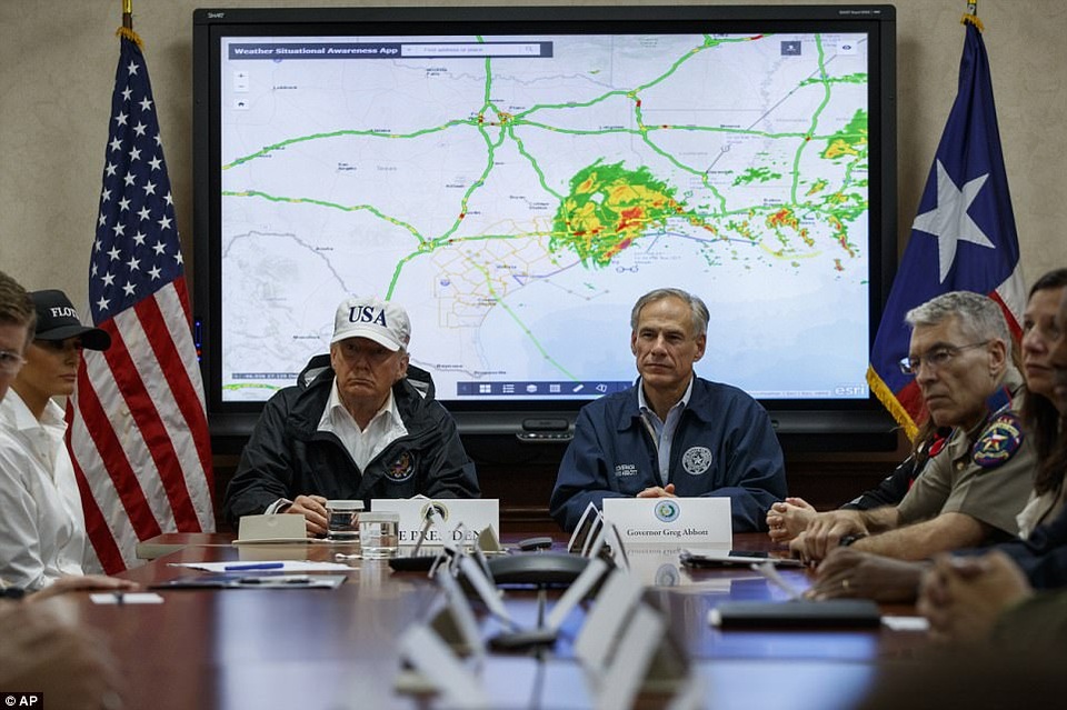 Tổng thống Trump vào tâm bão lũ tại Texas - 6 Theo lịch trình, Tổng thống Trump sẽ không tới thành phố Houston, nơi đang chịu ảnh hưởng nặng nề nhất của bão Harvey, vì không muốn chuyến đi của ông làm ảnh hưởng tới công tác cứu hộ. Tổng thống Trump làm việc tại Sở Y tế Texas (Ảnh: AP)