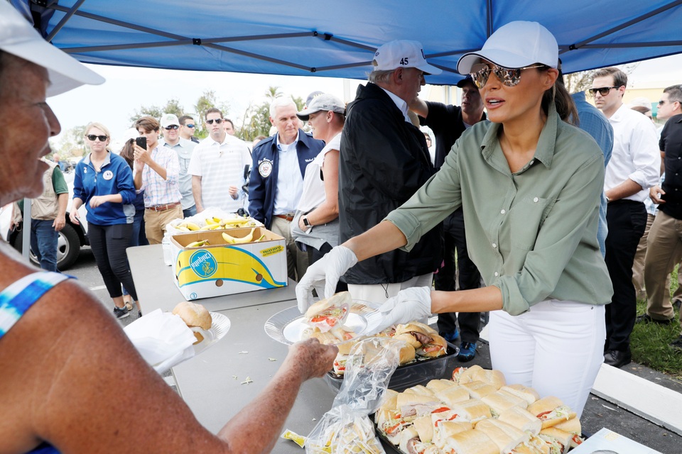 Khoảng 3,1 triệu hộ gia đình và doanh nghiệp tại Florida và các bang lân cận vẫn đang sống trong tình trạng mất điện. 20% trạm xăng tại Florida không còn xăng để cung cấp cho người dân. Trong ảnh: Đệ nhất phu nhân Mỹ phát bánh cho người dân tại Florida (Ảnh: Reuters)