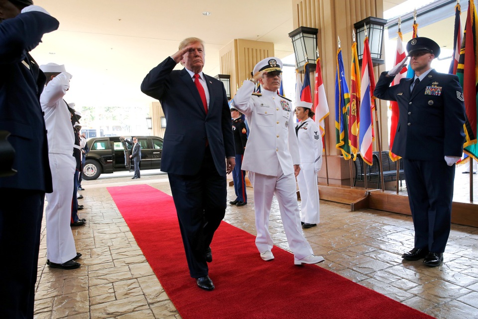 Tổng thống Trump đặt vòng hoa tưởng niệm tại Trân Châu Cảng - 6 Đô đốc Hải quân Harry Harris, Tư lệnh Bộ Chỉ huy Thái Bình Dương, đã tiếp đón Tổng thống Trump tại trụ sở của Bộ Chỉ huy Thái Bình Dương ở Aiea, Hawaii. Nhà lãnh đạo Mỹ đã nghe báo cáo từ các lãnh đạo Bộ Chỉ huy Thái Bình Dương tại Hawaii. (Ảnh: Reuters)