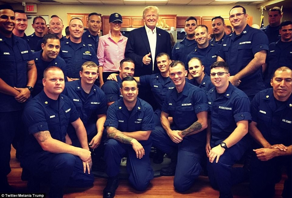 Tổng thống Trump tự tay phát đồ ăn cho lính Mỹ nhân lễ Tạ ơn - 7 Tổng thống Trump và phu nhân đang tận hưởng kỳ nghỉ nhân dịp lễ Tạ ơn tại khu nghỉ dưỡng Mar-a-Lago. Trước đó, ông cũng gửi thông điệp mừng lễ Tạ ơn tới toàn thể người dân Mỹ, trong đó ca ngợi những thành tựu vượt trội của đất nước như thị trường chứng khoán ở mức cao nhất, quân đội ngày càng mạnh, tỷ lệ thất nghiệp thấp nhất trong 17 năm… (Ảnh: Twitter Melania Trump)