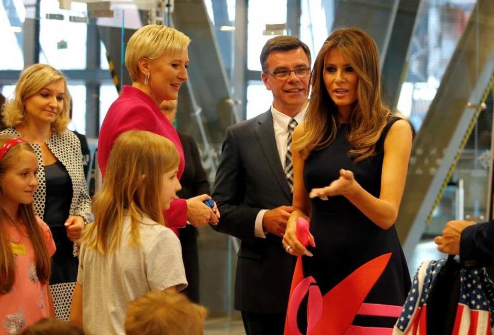Hàng nghìn người Ba Lan chào đón Tổng thống Trump - 8 Nhân chuyến thăm tới Ba Lan, Đệ nhất phu nhân Melania Trump tới thăm Trung tâm Khoa học Copernicus tại Warsaw và trò chuyện với các em nhỏ tại đây. (Ảnh: Reuters)