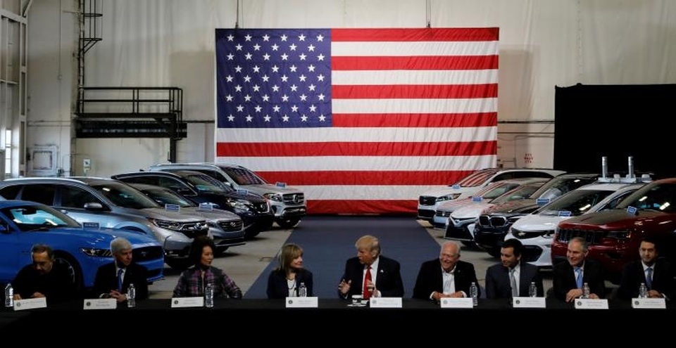 Dấu ấn 100 ngày đầu tại nhiệm của Tổng thống Donald Trump (2) - 7 Tổng thống Trump (giữa) tham gia hội thảo cùng các lãnh đạo trong ngành công nghiệp ô tô của Mỹ tại Ypsilanti Township, bang Michigan.