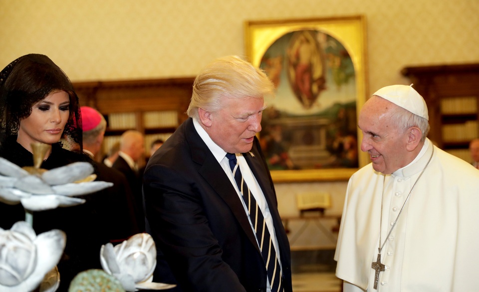 Tổng thống Trump lần đầu gặp Giáo hoàng tại Vatican - 10 “Tôi sẽ đọc chúng”, Tổng thống Trump nói với Giáo hoàng về những món quà được tặng.