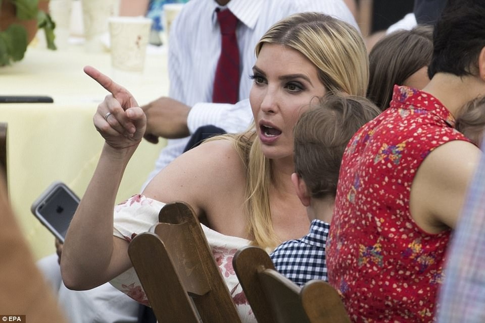 Gia đình ông Trump chơi hết mình trong bữa tiệc ngoài trời tại Nhà Trắng - 8 Đệ nhất ái nữ Ivanka Trump cũng đưa các con tới dự sự kiện do ông ngoại chủ trì tại Nhà Trắng hôm 22/6 (Ảnh: EPA)